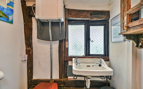 Old Town Cottage, Hastings: Idraulico Fixture, Lavandino Del Bagno, Lavello, Idraulico, Bagno, Rubinetto, Specchio, Camera, Gabinetto, Asciugamano