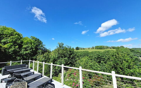 Three Quarter Cottage: Corrimano, Recinzione, Balcone, Landscaping, Cumulo, Mobili Da Esterno, Portico, Deck, Colonna, Home Scherma