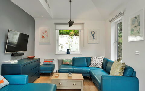 Three Quarter Cottage: Mobilia, Interior Design, Divano, Pavimentazione, Pavimento, Soggiorno, Tavolo, Casa, Camera, Soffitto