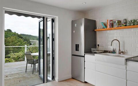 Three Quarter Cottage: Elettrodomestico Da Cucina, Cucina, Apparecchio Major, Controsoffitto, Mobilia, Pavimentazione, Interior Design, Frigorifero, Cabinetry, Elettrodomestico