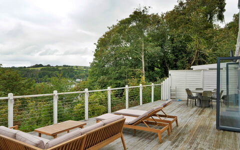 Three Quarter Cottage: Legna, Portico, Mobilia, Mobili Da Esterno, Pavimento In Legno, Deck, Latifoglie, Balcone, Sedia, Plank