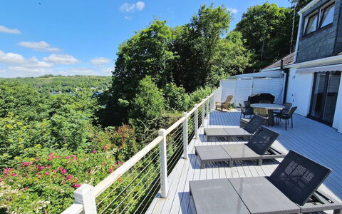 Three Quarter Cottage: Corrimano, Recinzione, Deck, Balcone, Portico, Mobili Da Esterno, Shade, Sedia, Eco Hotel, Latifoglie