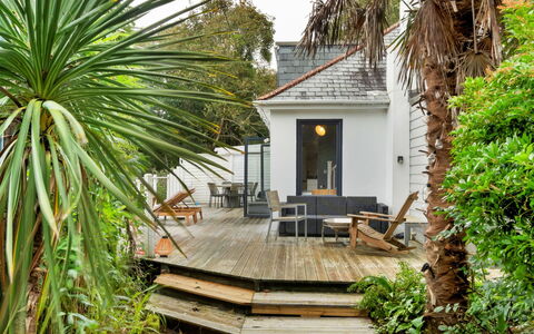 Three Quarter Cottage: Arbusto, Casa, Villetta, Eco Hotel, Giardino, Latifoglie, Landscaping, Shade, Deck