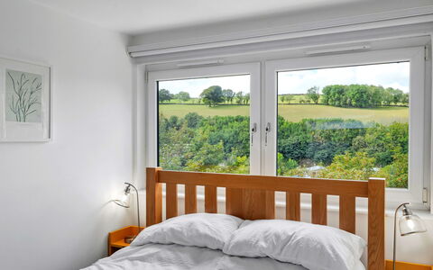 Three Quarter Cottage: Letto, Mobilia, Camera Da Letto, Interior Design, Legna, Bedding, Lenzuolo, Camera, Pavimento, Casa