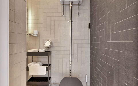 Three Quarter Cottage: Parete, Bagno, Toilet Seat, Pavimentazione, Gabinetto, Interior Design, Idraulico Fixture, Pavimento, Piastrella, Idraulico