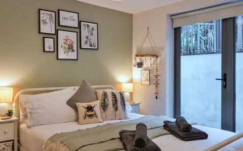 Fowey 602: Letto, Mobilia, Interior Design, Bedding, Camera Da Letto, Lenzuolo, Parete, Camera, Biancheria, Legna