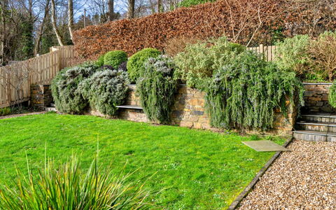 Smugglers Loft at Mixtow Creek: Giardino, Arbusto, Comunita 'Impianto, Groundcover, Hedge, Landscaping, Backyard, Passerella, Cortile
