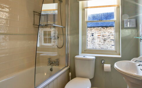 Captain'S Cottage at Mixtow Creek: Bagno, Toilet Seat, Parete, Idraulico Fixture, Gabinetto, Pavimentazione, Interior Design, Pavimento, Idraulico, Vasca Da Bagno