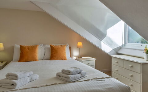 Bosuns Loft at Mixtow Creek: Letto, Interior Design, Mobilia, Camera Da Letto, Lenzuolo, Pavimentazione, Bedding, Pavimento, Legna, Soffitto
