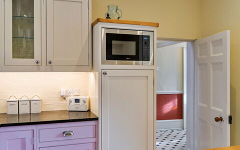Kits House at Mixtow Creek: Elettrodomestico Da Cucina, Apparecchio Major, Legna, Cabinetry, Pavimentazione, Interior Design, Cucina, Pavimento, Credenza, Camera