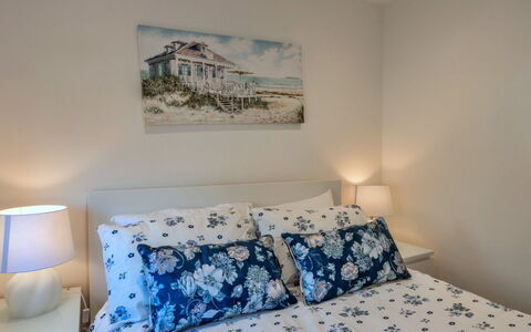 Salt & Stone: Mobilia, Interior Design, Camera Da Letto, Letto, Biancheria, Pavimento, Lenzuolo, Camera, Tessile, Bedding