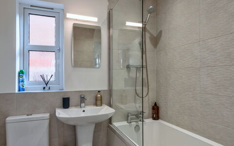 Salt & Stone: Bagno, Idraulico Fixture, Pavimentazione, Parete, Pavimento, Lavello, Interior Design, Lavandino Del Bagno, Vasca Da Bagno, Rubinetto