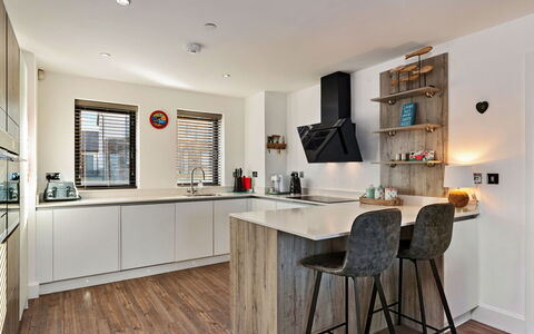 No.1 Sand Banks: Mobilia, Interior Design, Pavimentazione, Legna, Controsoffitto, Cucina, Soffitto, Pavimento, Lampada, Cabinetry