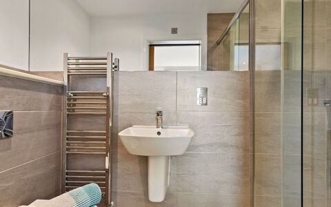 No.1 Sand Banks: Pavimentazione, Parete, Bagno, Pavimento, Interior Design, Idraulico Fixture, Lavello, Idraulico, Illuminazione, Lavandino Del Bagno