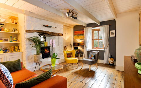 Wallis Cottage: Mobilia, Interior Design, Pavimentazione, Parete, Pavimento, Divano, Sedia, Legna, Soffitto, Soggiorno