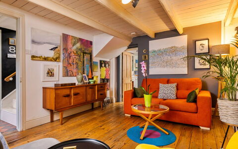 Wallis Cottage: Mobilia, Interior Design, Pavimentazione, Parete, Divano, Pavimento, Legna, Soggiorno, Pavimento In Legno, Soffitto