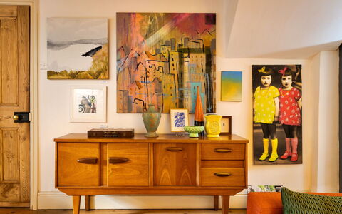 Wallis Cottage: Cornice, Interior Design, Mobilia, Dipingere, Soggiorno, Color Legno, Arte Moderna, Cassetto, Credenza, Vernice