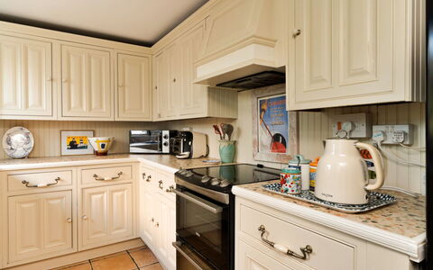 Wallis Cottage: Elettrodomestico Da Cucina, Cucina, Cabinetry, Controsoffitto, Apparecchio Major, Legna, Cassetto, Interior Design, Mobilia, Credenza