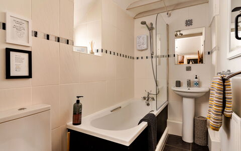 Wallis Cottage: Bagno, Idraulico Fixture, Interior Design, Lavello, Pavimentazione, Rubinetto, Vasca Da Bagno, Pavimento, Idraulico, Lavandino Del Bagno