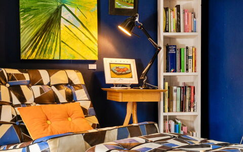 Wallis Cottage: Mobilia, Blu, Interior Design, Giallo, Pavimentazione, Tessile, Sedia, Pavimento, Soggiorno, Illuminazione