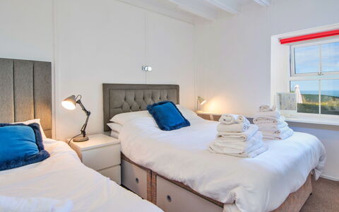 Arfron: Letto, Camera Da Letto, Mobilia, Bedding, Lenzuolo, Interior Design, Pavimento, Soffitto, Telaio Del Letto, Pavimentazione