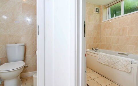 Arfron: Idraulico Fixture, Pavimentazione, Bagno, Pavimento, Interior Design, Idraulico, Porta, Lavello, Vasca Da Bagno, Rubinetto