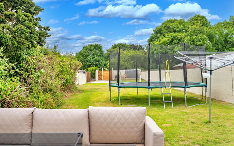 Dockyard House: Lotto, Giardino, Shade, Landscaping, Prato, Recinzione, Backyard, Cortile, Erba Sintetica, Mobili Da Esterno