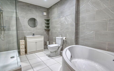 Dockyard House: Pavimentazione, Interior Design, Pavimento, Parete, Bagno, Idraulico Fixture, Soffitto, Piastrella, Casa, Idraulico