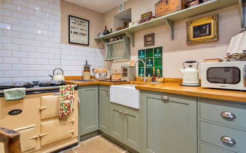 Gablebach: Cucina, Elettrodomestico Da Cucina, Cabinetry, Interior Design, Mobilia, Controsoffitto, Apparecchio Major, Cassetto, Pavimentazione, Cucina Stufa