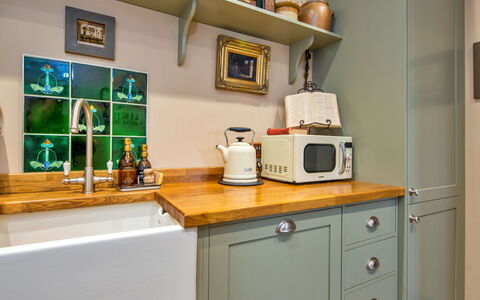 Gablebach: Cucina, Cabinetry, Interior Design, Elettrodomestico Da Cucina, Controsoffitto, Legna, Cassetto, Apparecchio Major, Pavimentazione, Mobilia