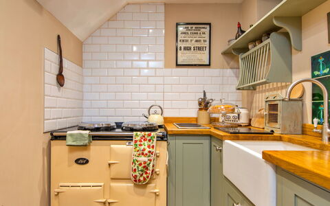 Gablebach: Cucina, Elettrodomestico Da Cucina, Controsoffitto, Apparecchio Major, Cabinetry, Interior Design, Cucina Stufa, Legna, Stufa, Mobilia