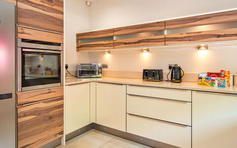 Bryncoch Retreat: Legna, Pavimentazione, Interior Design, Cabinetry, Controsoffitto, Elettrodomestico Da Cucina, Mobilia, Soffitto, Cucina, Pavimento