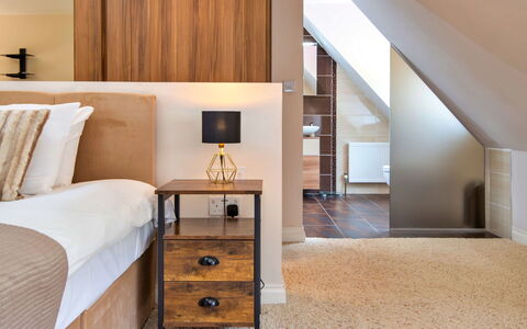 Bryncoch Retreat: Mobilia, Interior Design, Parete, Letto, Pavimentazione, Camera Da Letto, Legna, Pavimento, Soffitto, Camera