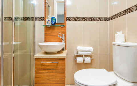 Bryncoch Retreat: Bagno, Idraulico Fixture, Pavimentazione, Lavello, Gabinetto, Toilet Seat, Pavimento, Lavandino Del Bagno, Interior Design, Rubinetto