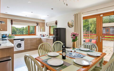 Bryncoch Lodge: Interior Design, Pianta Della Casa, Color Legno, Latifoglie, Controsoffitto, Vernice, Elettrodomestico, Cucina & Sala Da Pranzo Tavolo, Soggiorno