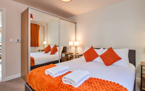 Bryncoch Lodge: Interior Design, Mobilia, Letto, Legna, Pavimentazione, Pavimento, Soffitto, Camera Da Letto, Lenzuolo, Bedding