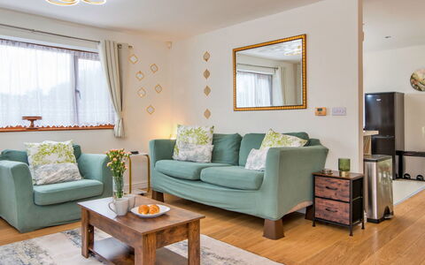 Bryncoch Lodge: Mobilia, Interior Design, Divano, Pavimentazione, Legna, Pavimento, Camera, Soggiorno, Tavolo, Illuminazione