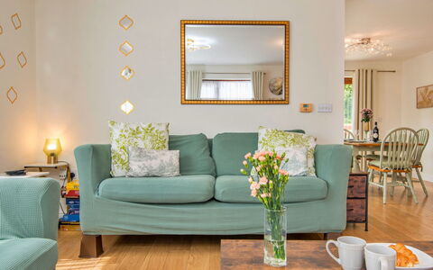 Bryncoch Lodge: Mobilia, Interior Design, Divano, Parete, Pavimentazione, Soggiorno, Pavimento, Legna, Camera, Cuscino