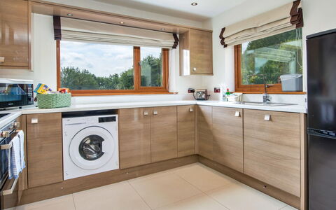 Bryncoch Lodge: Pavimentazione, Interior Design, Controsoffitto, Cucina, Legna, Apparecchio Major, Pavimento, Mobilia, Elettrodomestico Da Cucina, Cabinetry