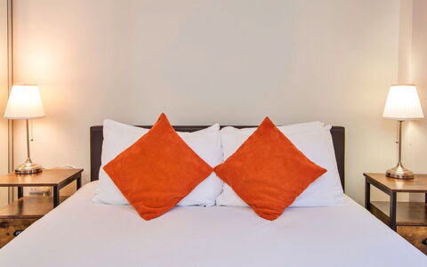 Bryncoch Lodge: Mobilia, Interior Design, Letto, Pavimento, Pavimentazione, Legna, Camera Da Letto, Camera, Biancheria, Lenzuolo