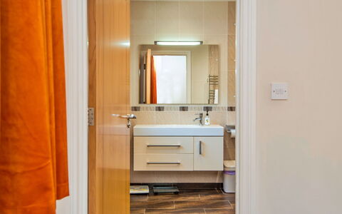Bryncoch Lodge: Pavimentazione, Parete, Interior Design, Pavimento, Legna, Idraulico Fixture, Porta, Specchio, Camera, Bagno