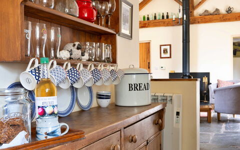 Drovers Retreat: Mobilia, Legna, Interior Design, Pavimentazione, Illuminazione, Cabinetry, Cucina, Camera, Soffitto, Color Legno