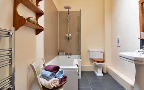 Drovers Retreat: Bagno, Idraulico Fixture, Pavimentazione, Pavimento, Interior Design, Vasca Da Bagno, Rubinetto, Lavello, Idraulico, Gabinetto
