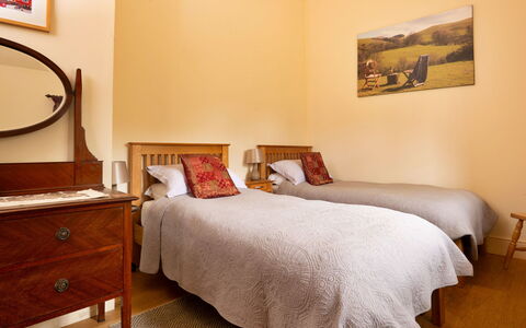Drovers Retreat: Letto, Camera Da Letto, Bedding, Mobilia, Lenzuolo, Pavimento, Parete, Pavimentazione, Interior Design, Legna