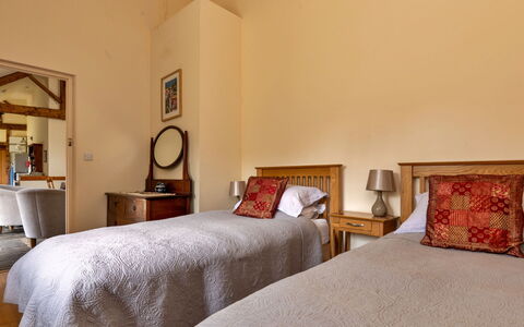 Drovers Retreat: Mobilia, Parete, Letto, Pavimentazione, Interior Design, Pavimento, Camera Da Letto, Legna, Lenzuolo, Soffitto