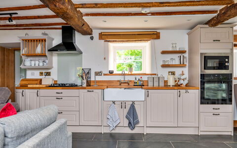 Penclogwynau: Cucina, Pavimentazione, Controsoffitto, Mobilia, Legna, Interior Design, Cabinetry, Pavimento, Soffitto, Casa