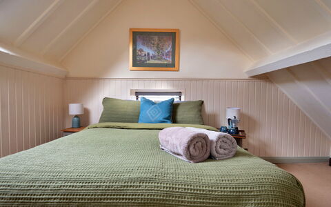 Pandy Farmhouse: Mobilia, Interior Design, Camera Da Letto, Letto, Legna, Pavimento, Pavimentazione, Soffitto, Lenzuolo, Bedding