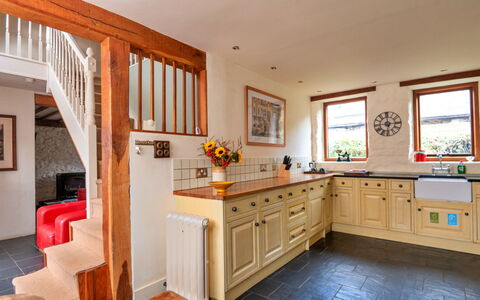 Pandy Farmhouse: Mobilia, Interior Design, Pavimentazione, Legna, Pavimento, Soffitto, Cabinetry, Camera, Illuminazione, Cucina