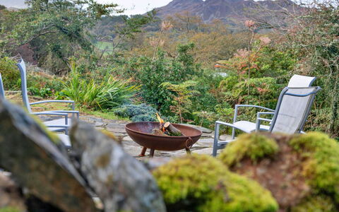 Waen Fechan: Mobilia, Mobili Da Esterno, Arbusto, Comunita 'Impianto, Giardino, Sedia, Tavolo Esterno, Luce Del Sole, Landscaping, Backyard
