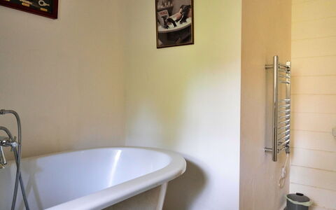 Waen Fechan: Pavimentazione, Idraulico Fixture, Pavimento, Bagno, Interior Design, Vasca Da Bagno, Idraulico, Camera, Bicchiere, Rubinetto